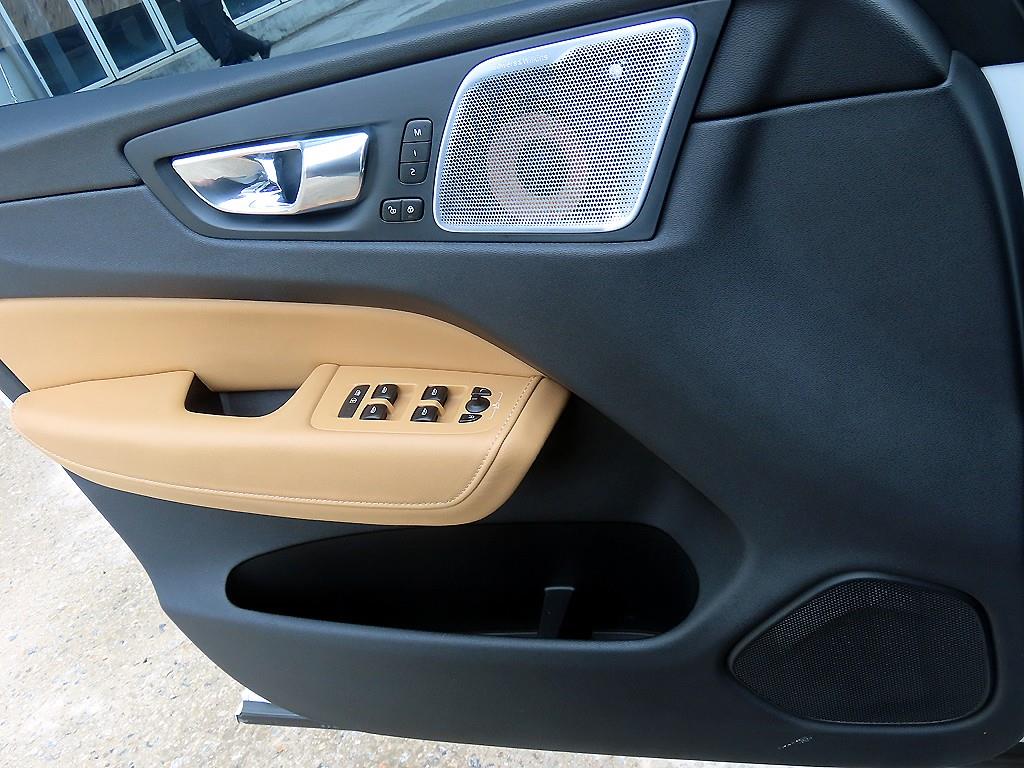 Volvo XC60 — photo 12