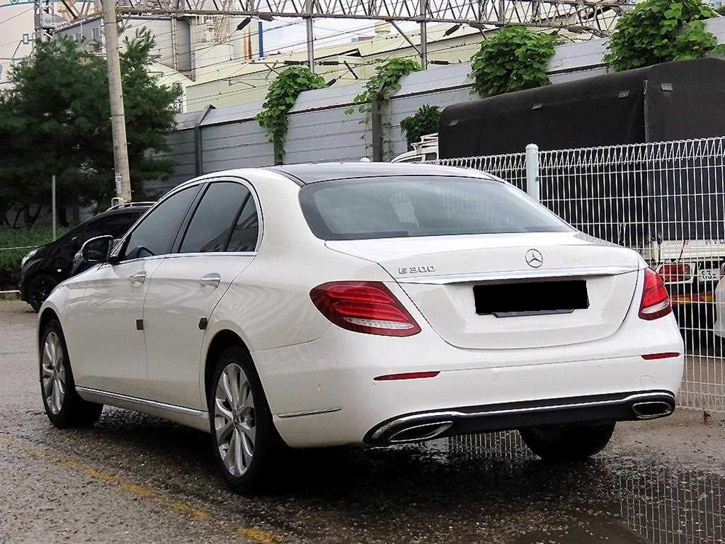 Mercedes-Benz E-Class — photo 03