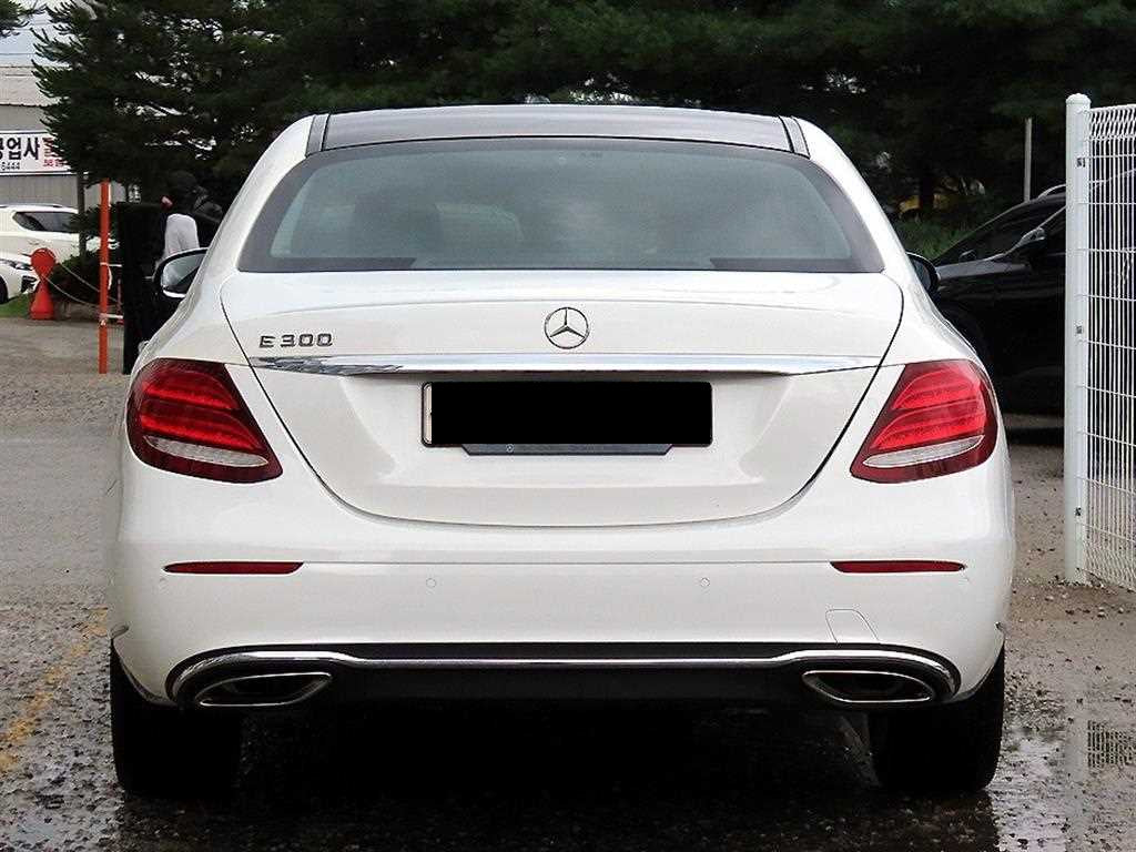 Mercedes-Benz E-Class — photo 04