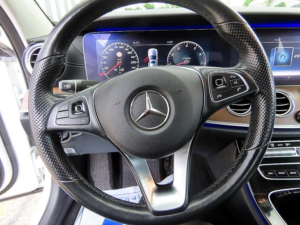 Mercedes-Benz E-Class — photo 08