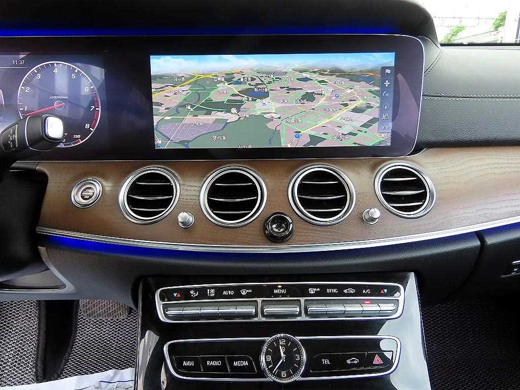 Mercedes-Benz E-Class — photo 13