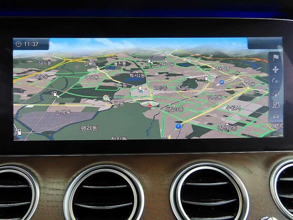 Mercedes-Benz E-Class — photo 14