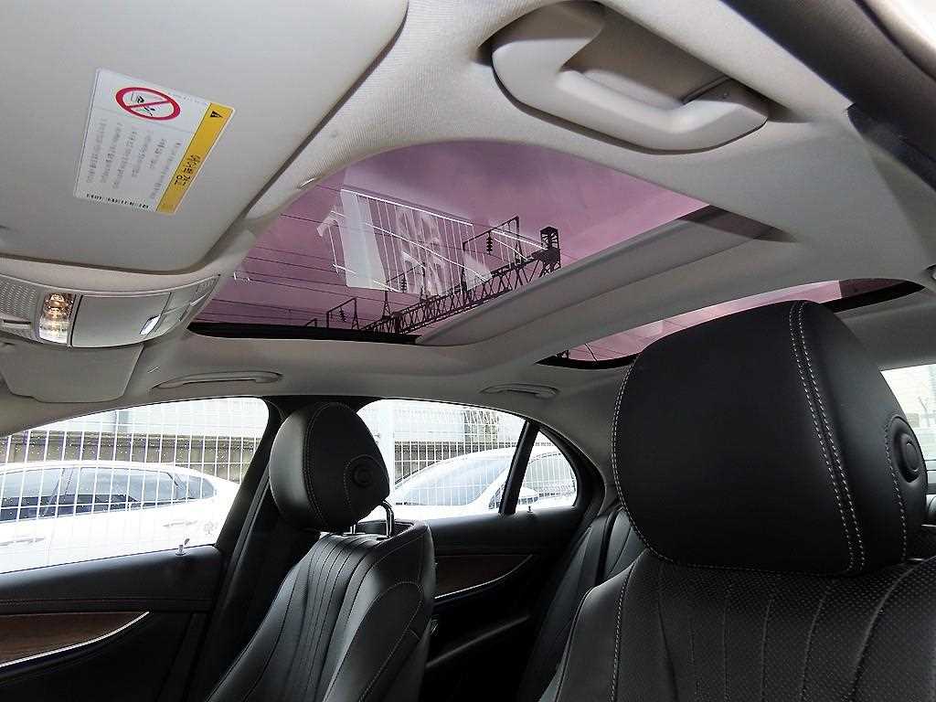 Mercedes-Benz E-Class — photo 16