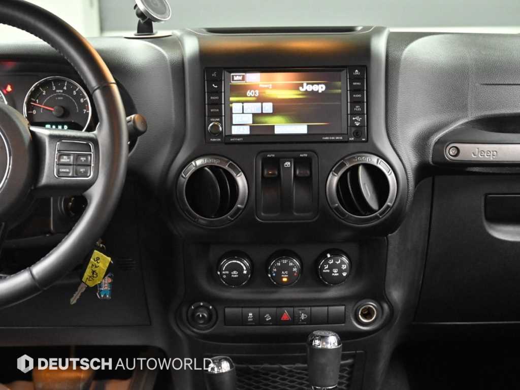 Jeep Wrangler — photo 14