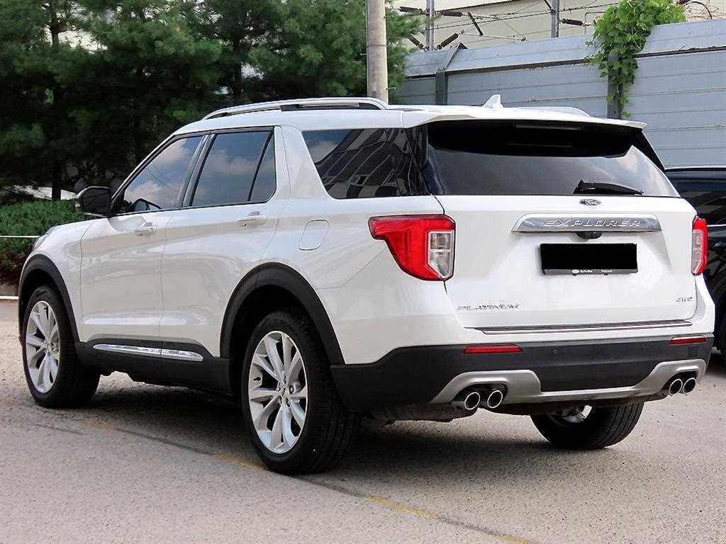 Ford Explorer — photo 03