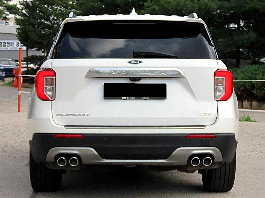 Ford Explorer — photo 04