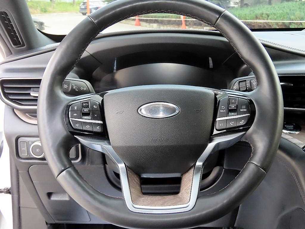 Ford Explorer — photo 08