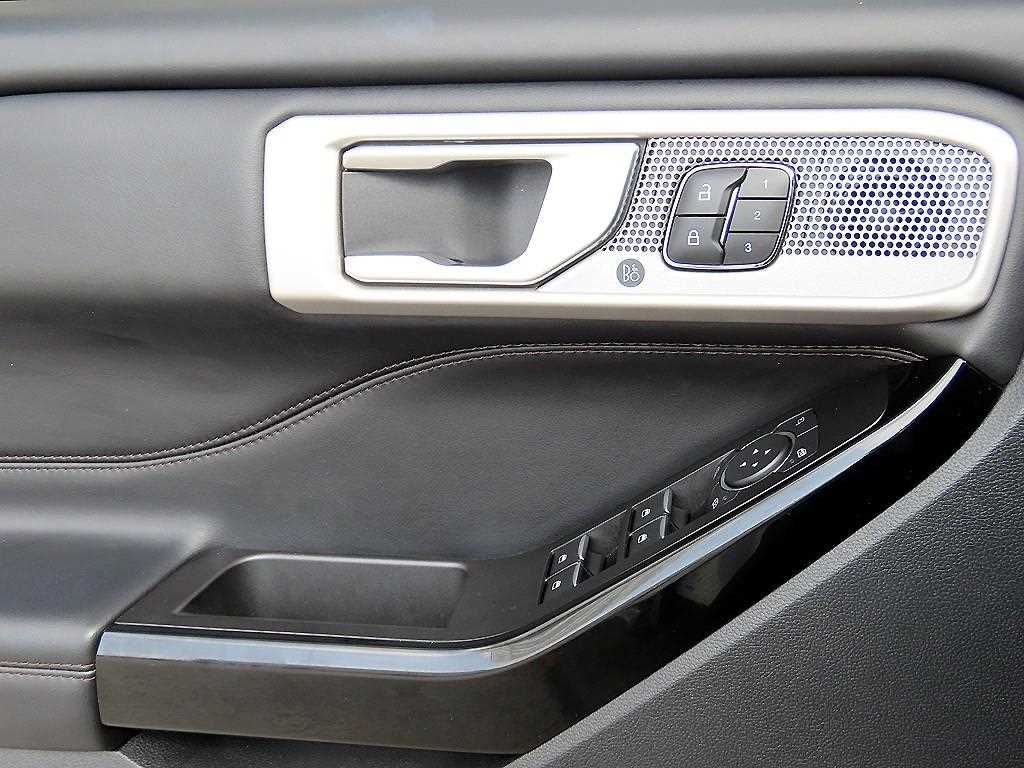 Ford Explorer — photo 11