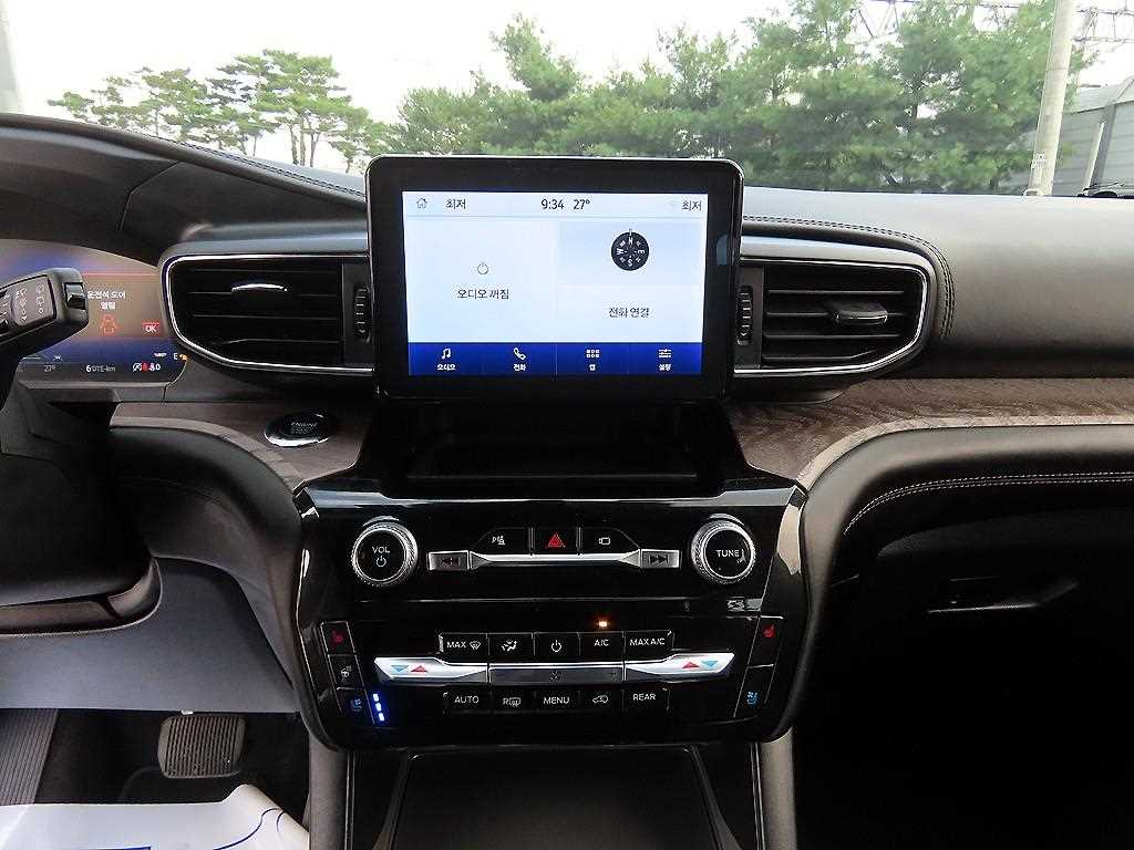 Ford Explorer — photo 12