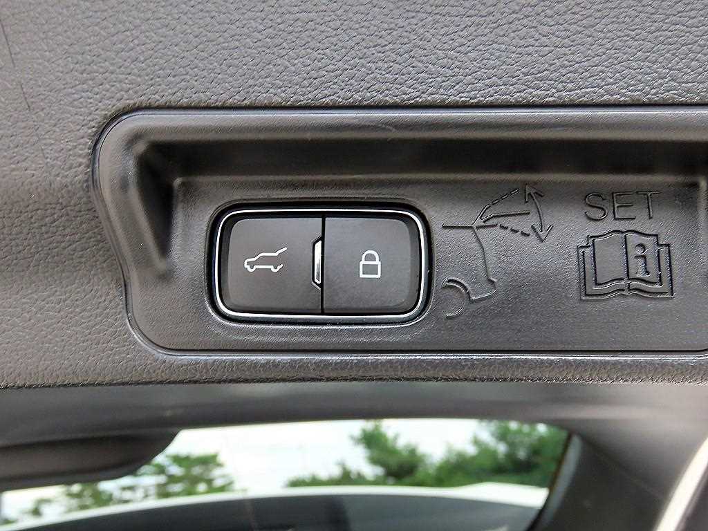Ford Explorer — photo 16