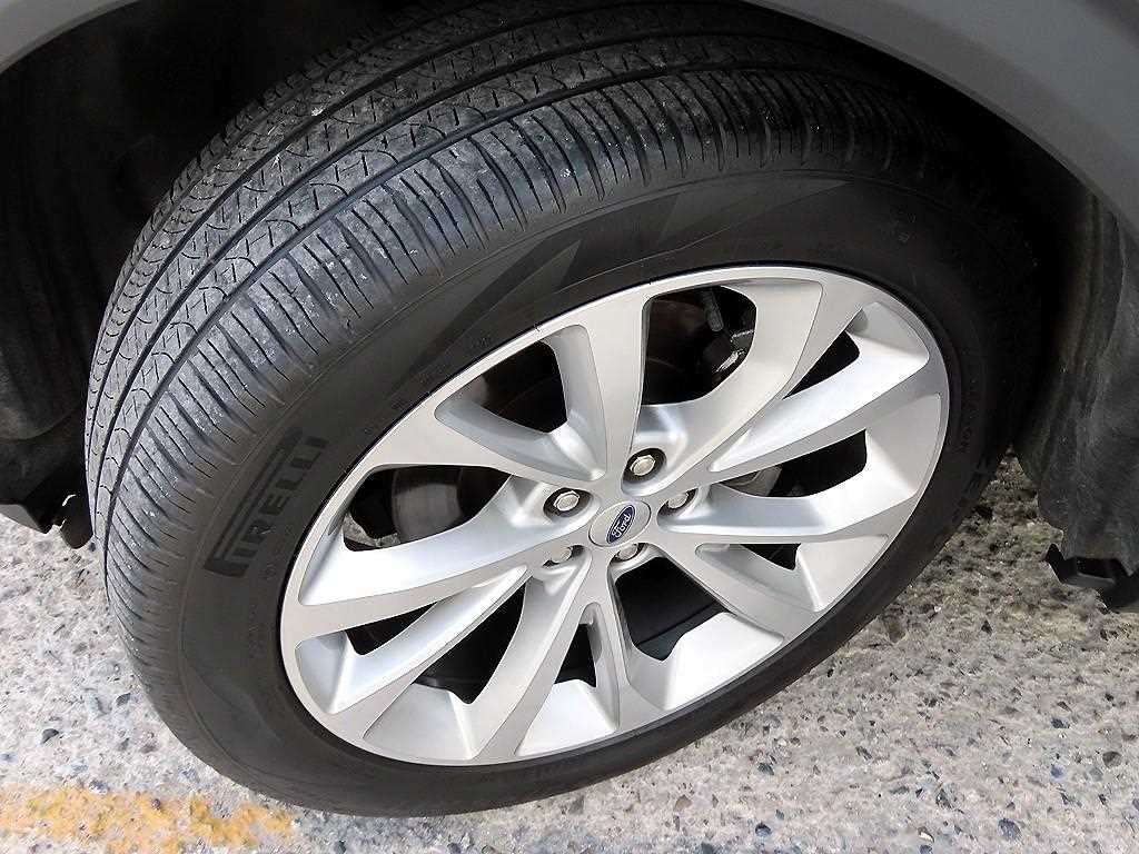 Ford Explorer — photo 20