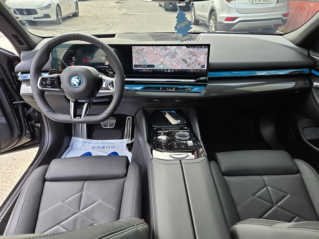 BMW 5-Series — photo 09
