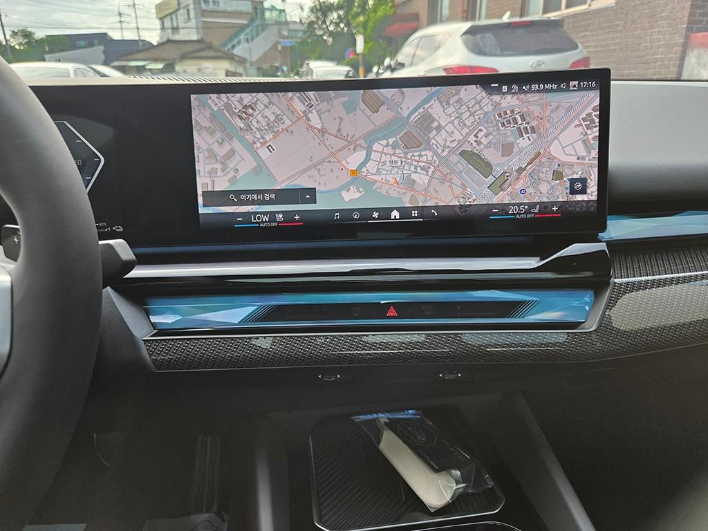 BMW 5-Series — photo 10