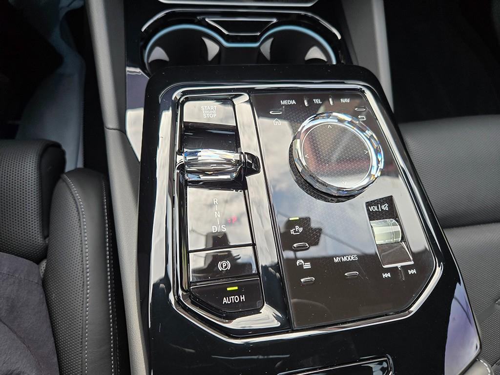 BMW 5-Series — photo 11