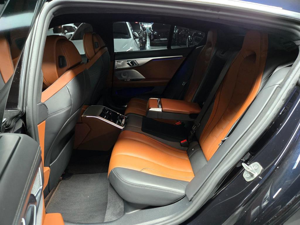 BMW 8-Series — photo 08