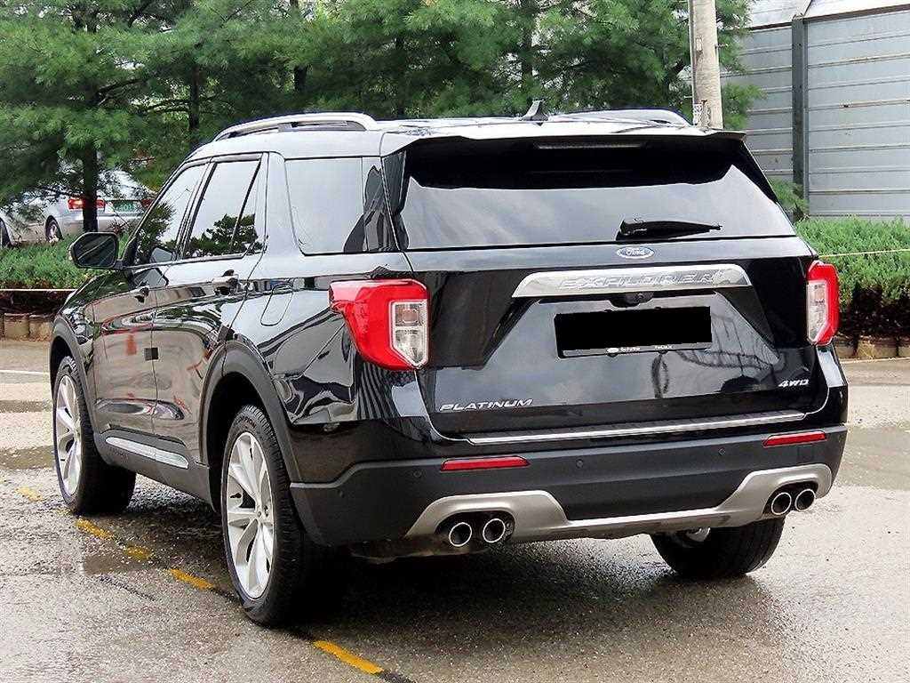 Ford Explorer — photo 03