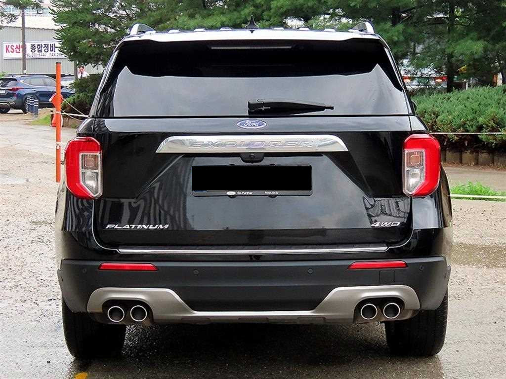 Ford Explorer — photo 04