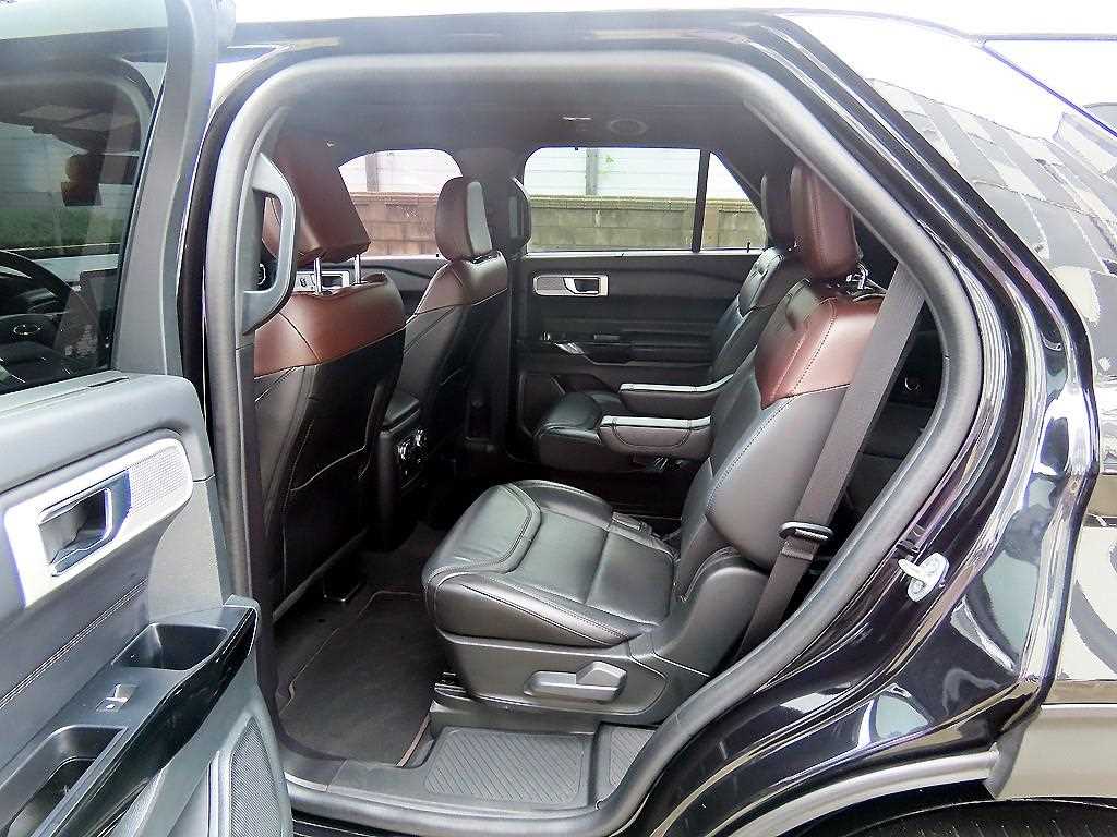 Ford Explorer — photo 06