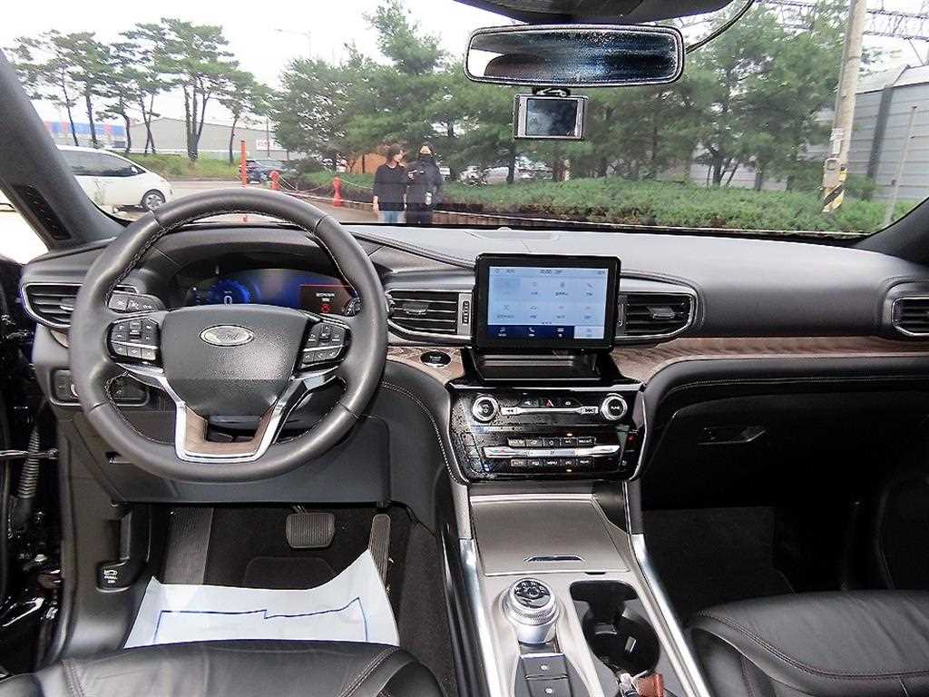 Ford Explorer — photo 07
