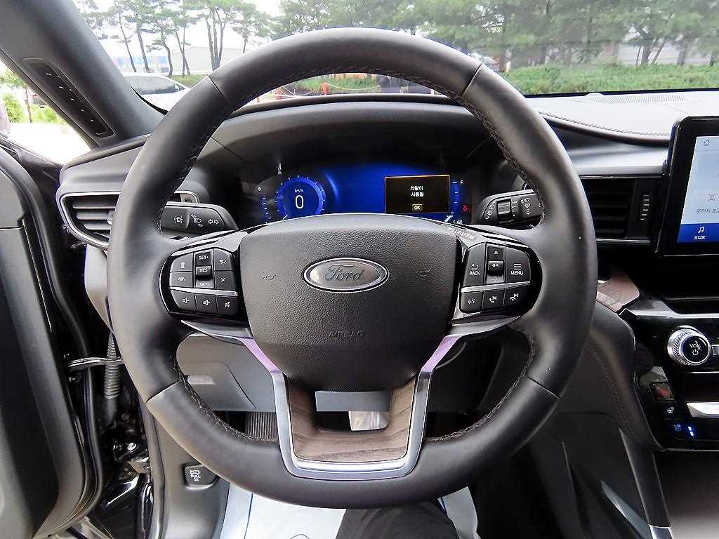 Ford Explorer — photo 08