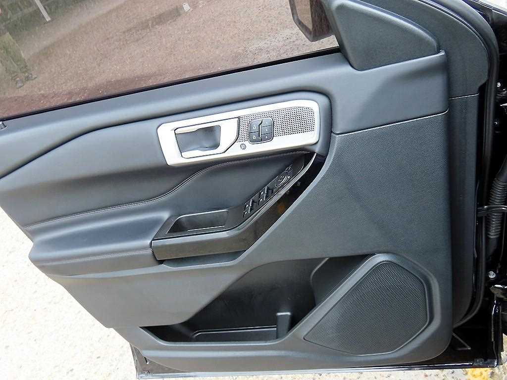 Ford Explorer — photo 11