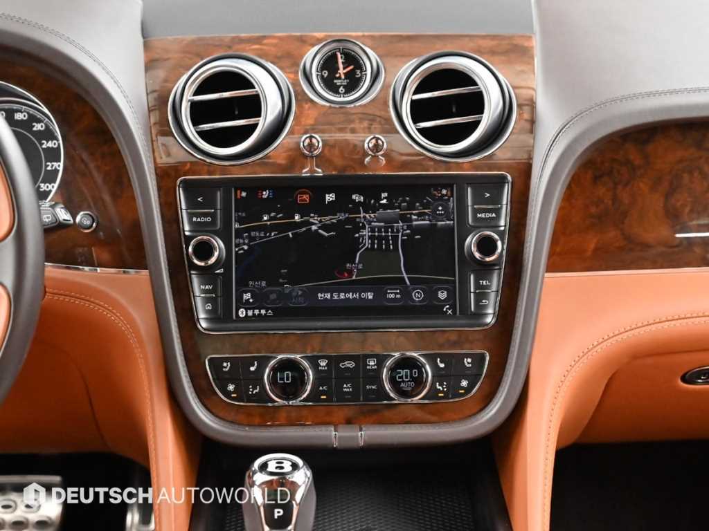 Bentley Bentayga — photo 14