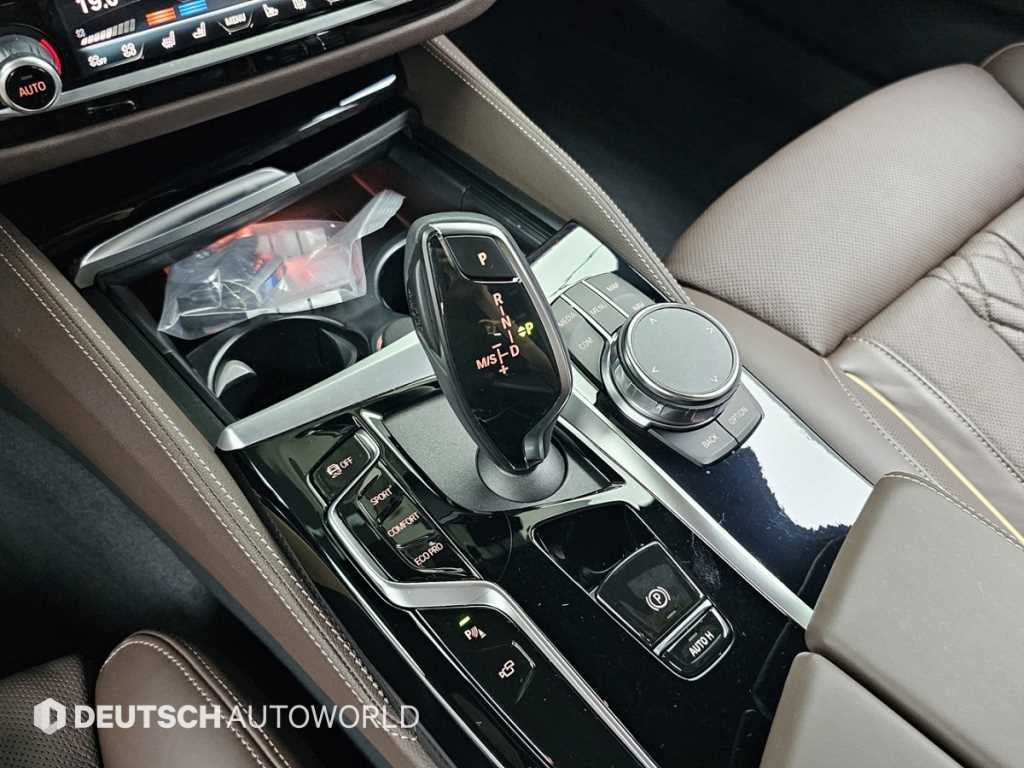 BMW 5-Series — photo 09