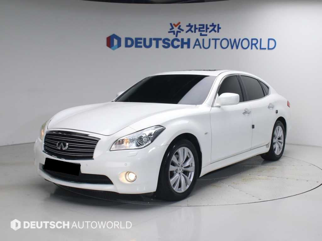 Infiniti M — photo 01