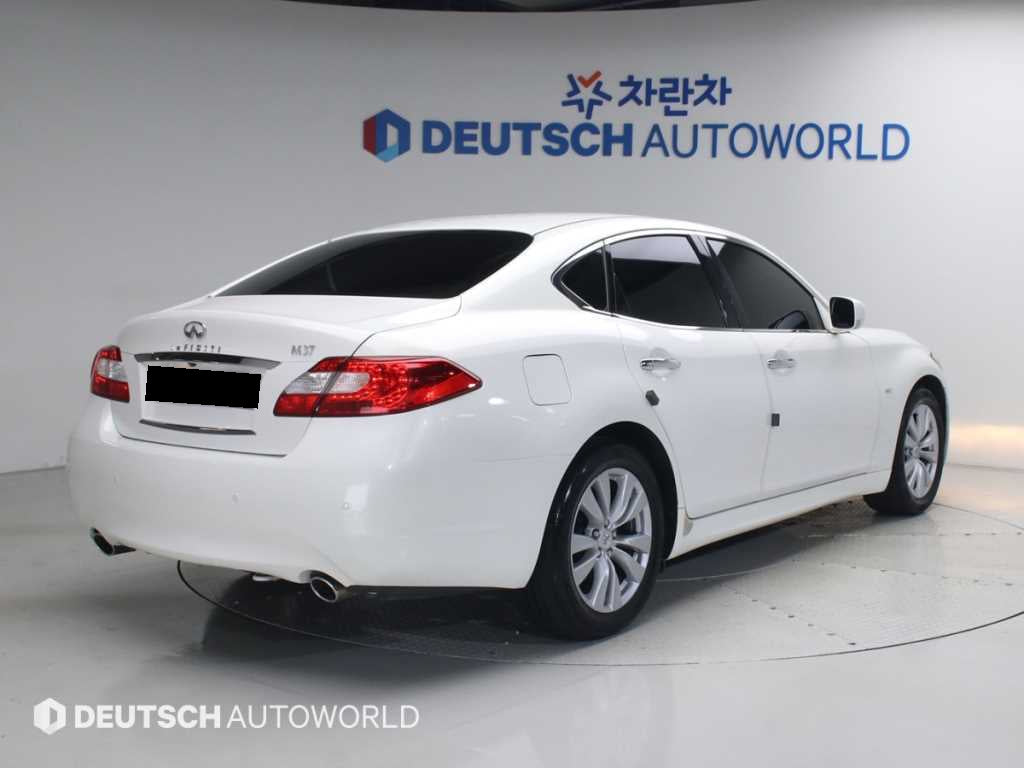 Infiniti M — photo 02