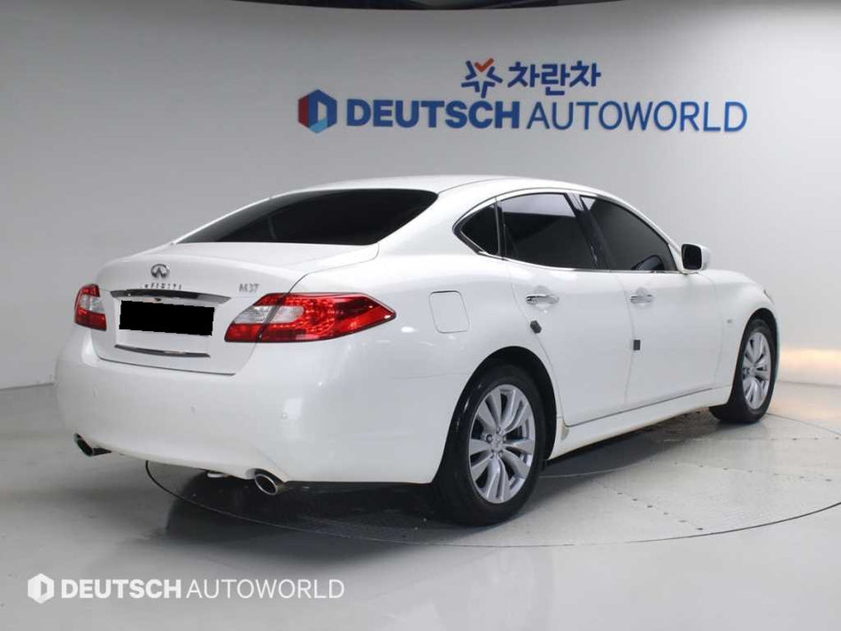 Infiniti M — photo 02