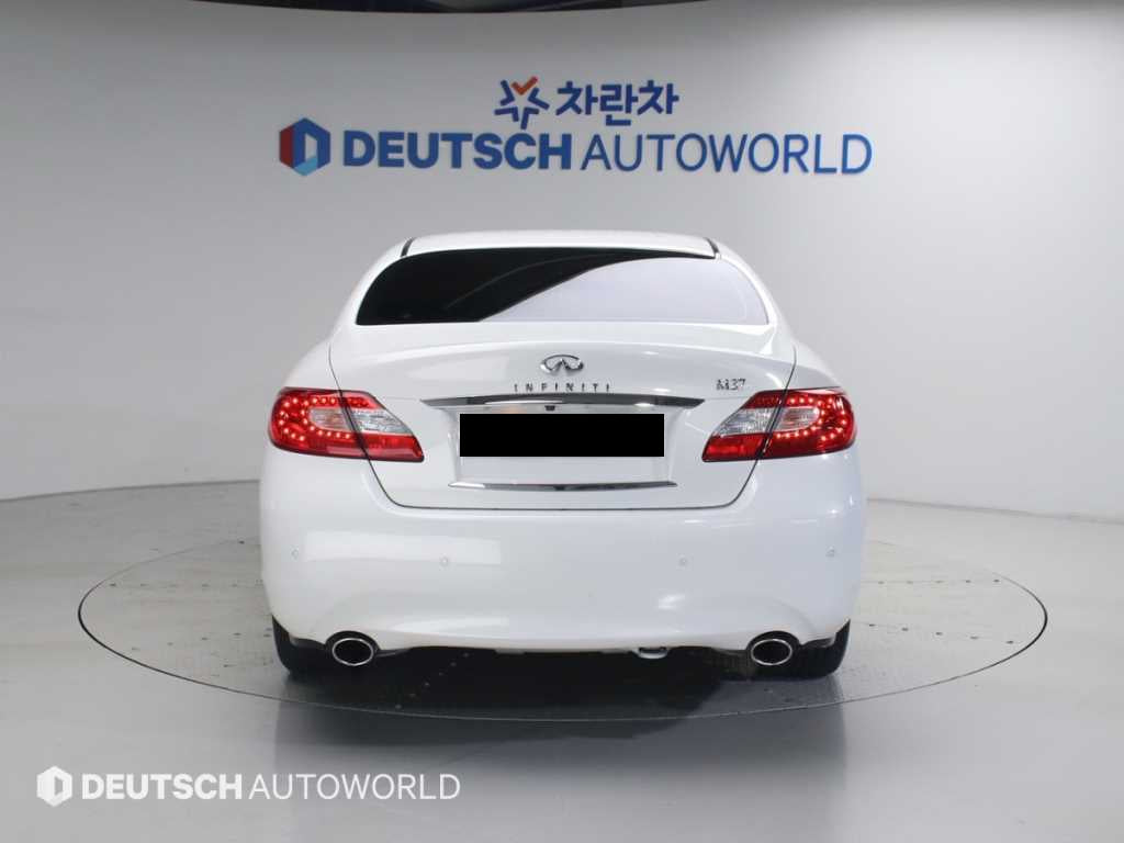 Infiniti M — photo 04