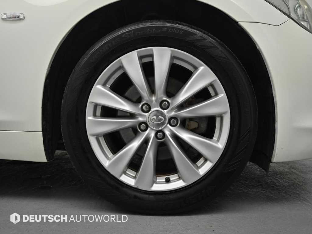 Infiniti M — photo 05