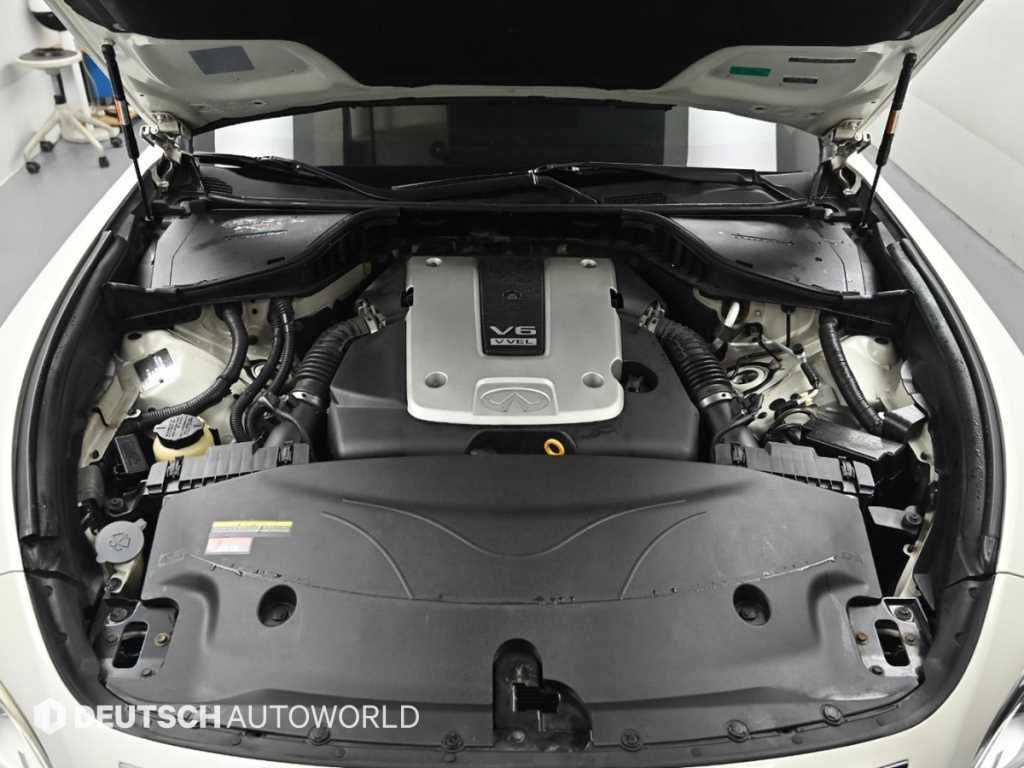 Infiniti M — photo 06