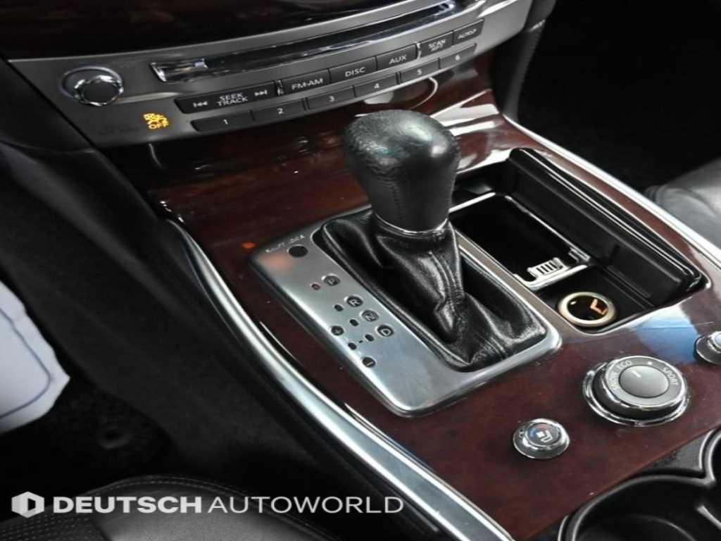 Infiniti M — photo 09