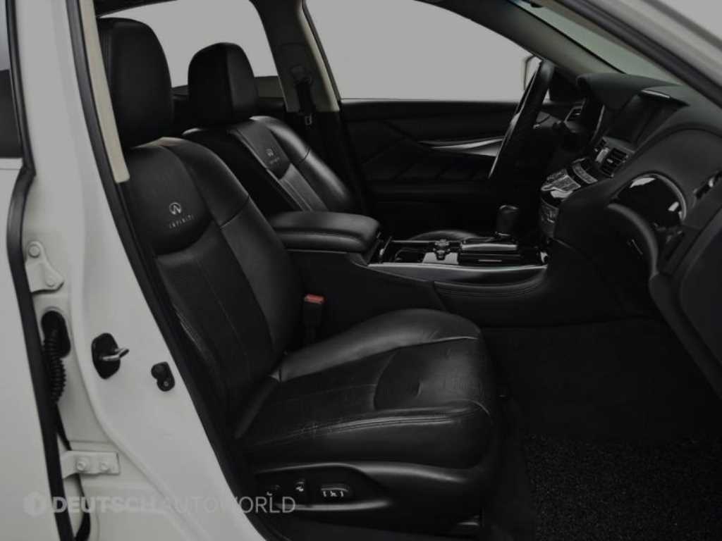 Infiniti M — photo 10