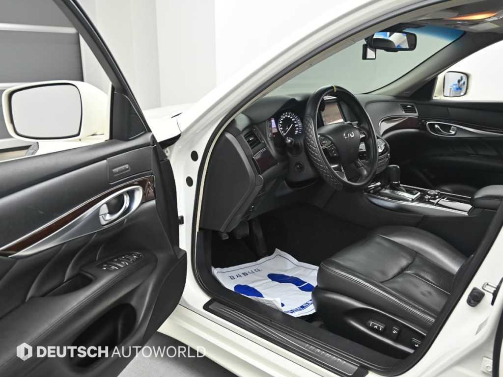Infiniti M — photo 11