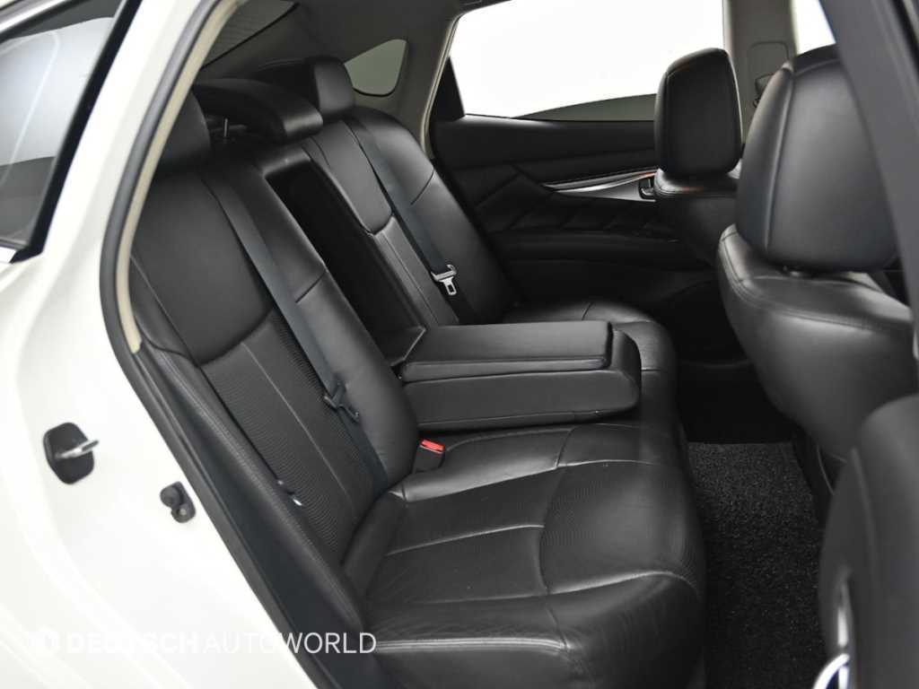 Infiniti M — photo 12
