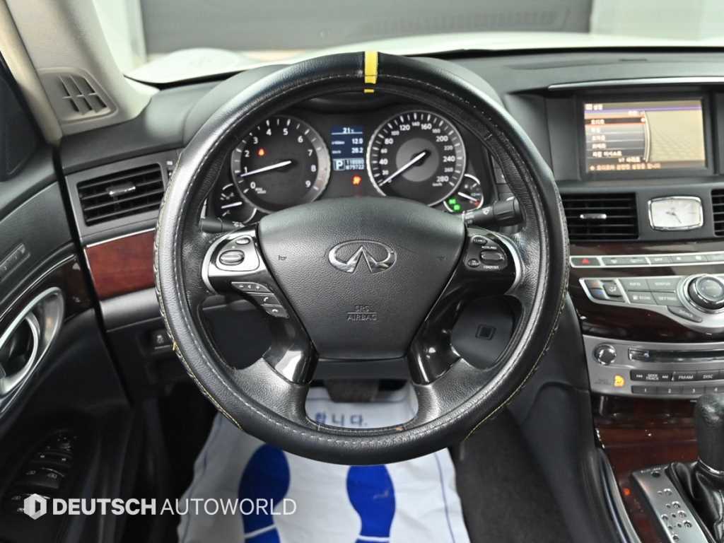 Infiniti M — photo 13