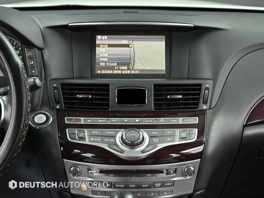 Infiniti M — photo 14