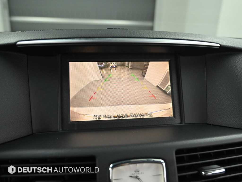 Infiniti M — photo 15