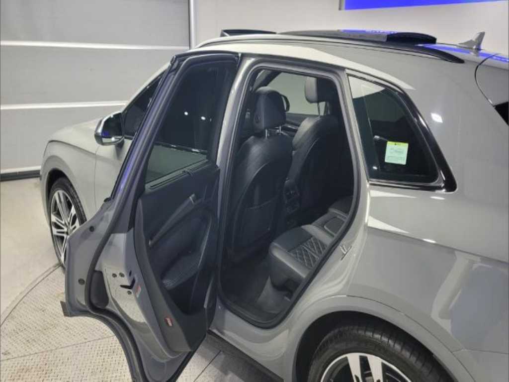 Audi SQ5 — photo 08