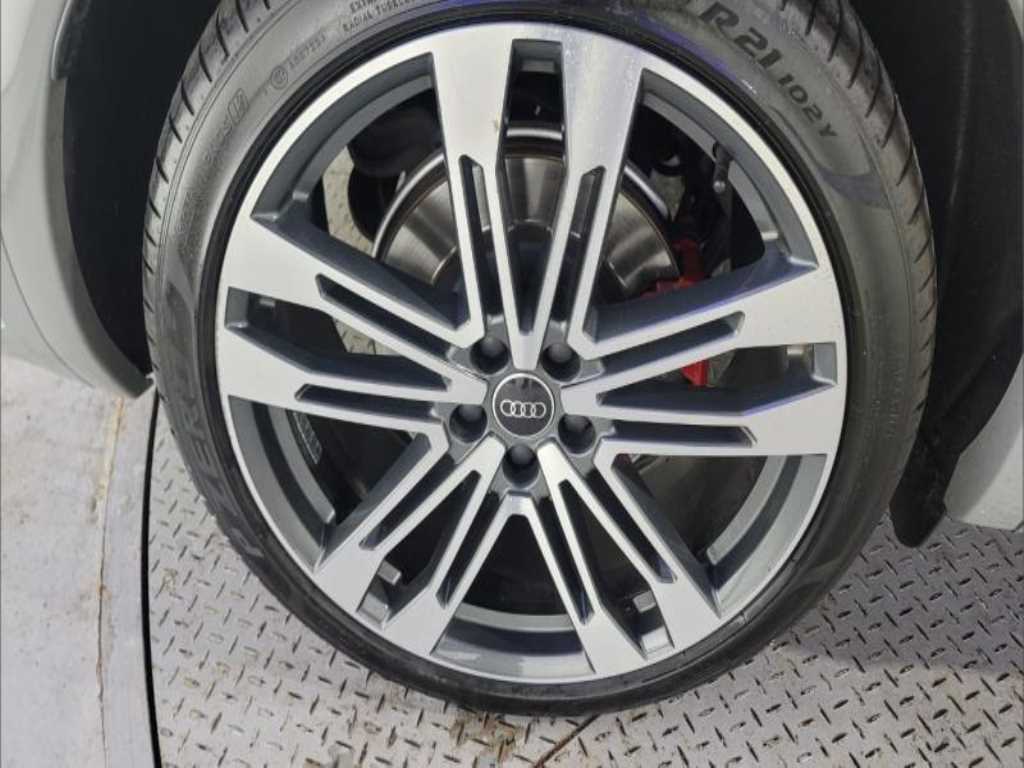 Audi SQ5 — photo 16