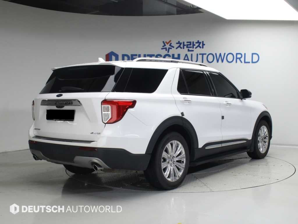 Ford Explorer — photo 02