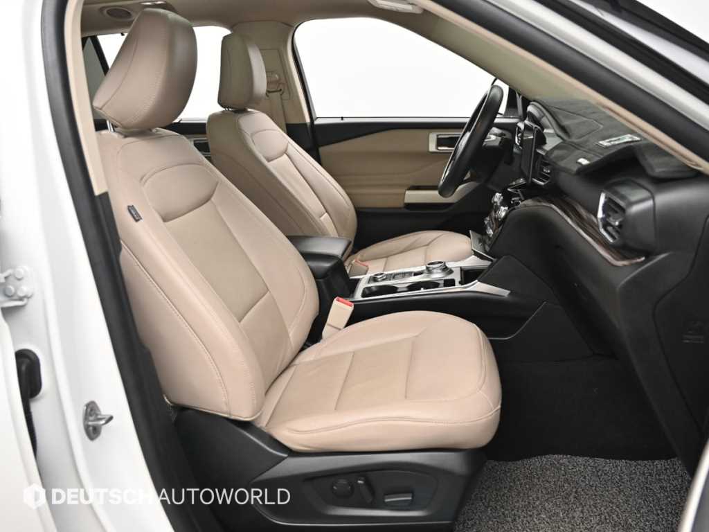 Ford Explorer — photo 10