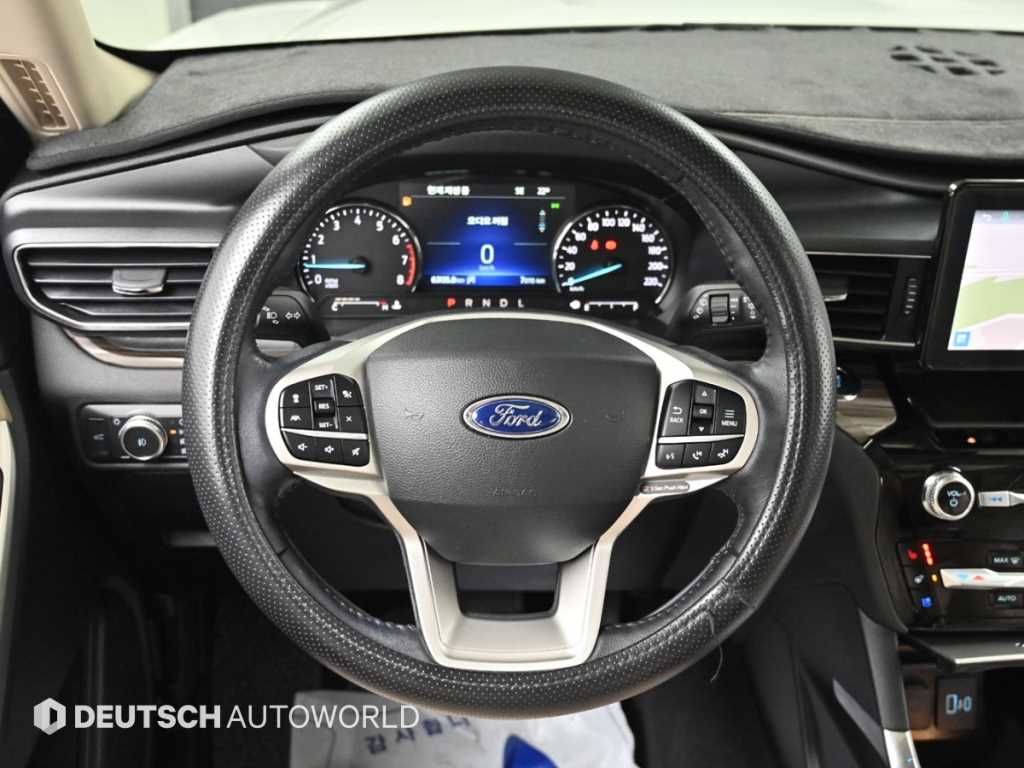 Ford Explorer — photo 13