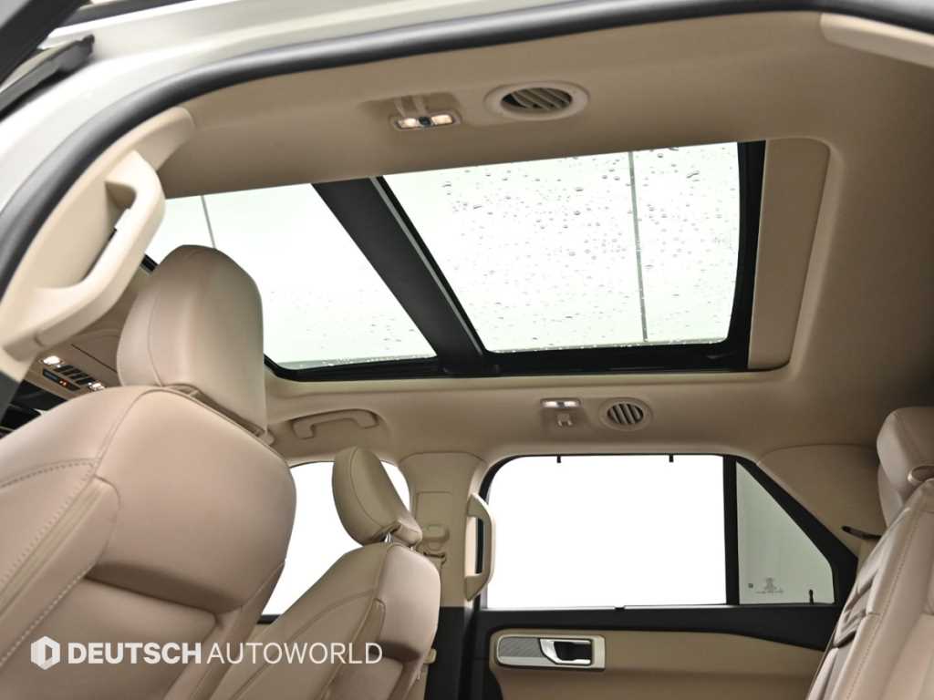 Ford Explorer — photo 18