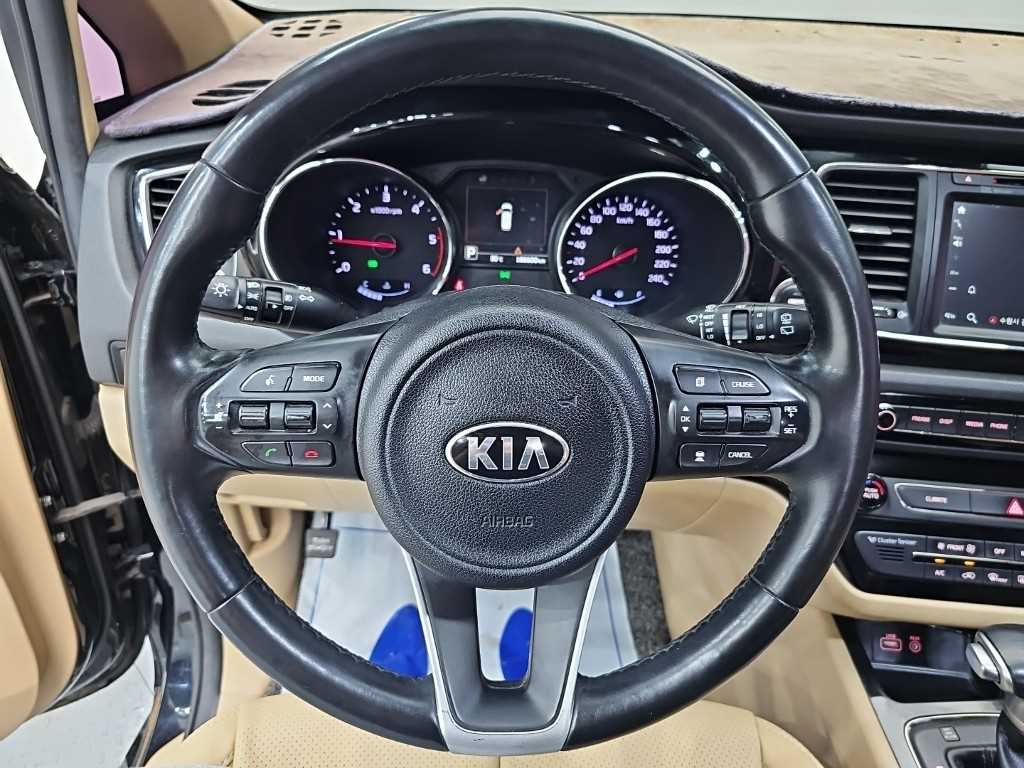 Kia Carnival — photo 09
