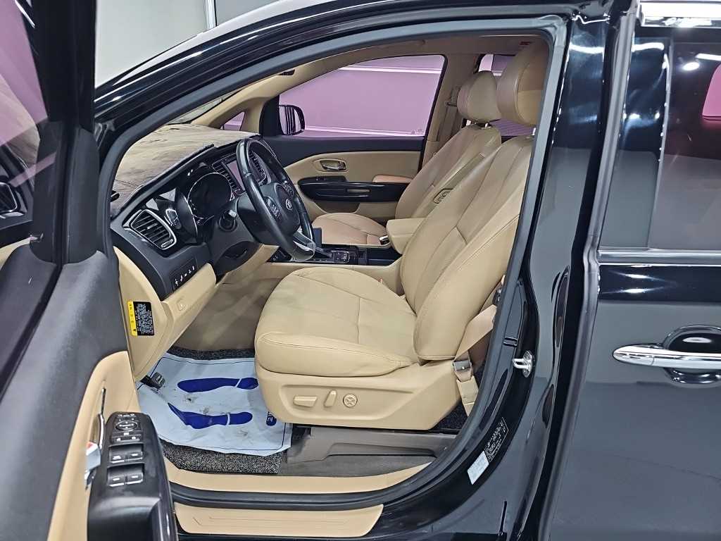 Kia Carnival — photo 11
