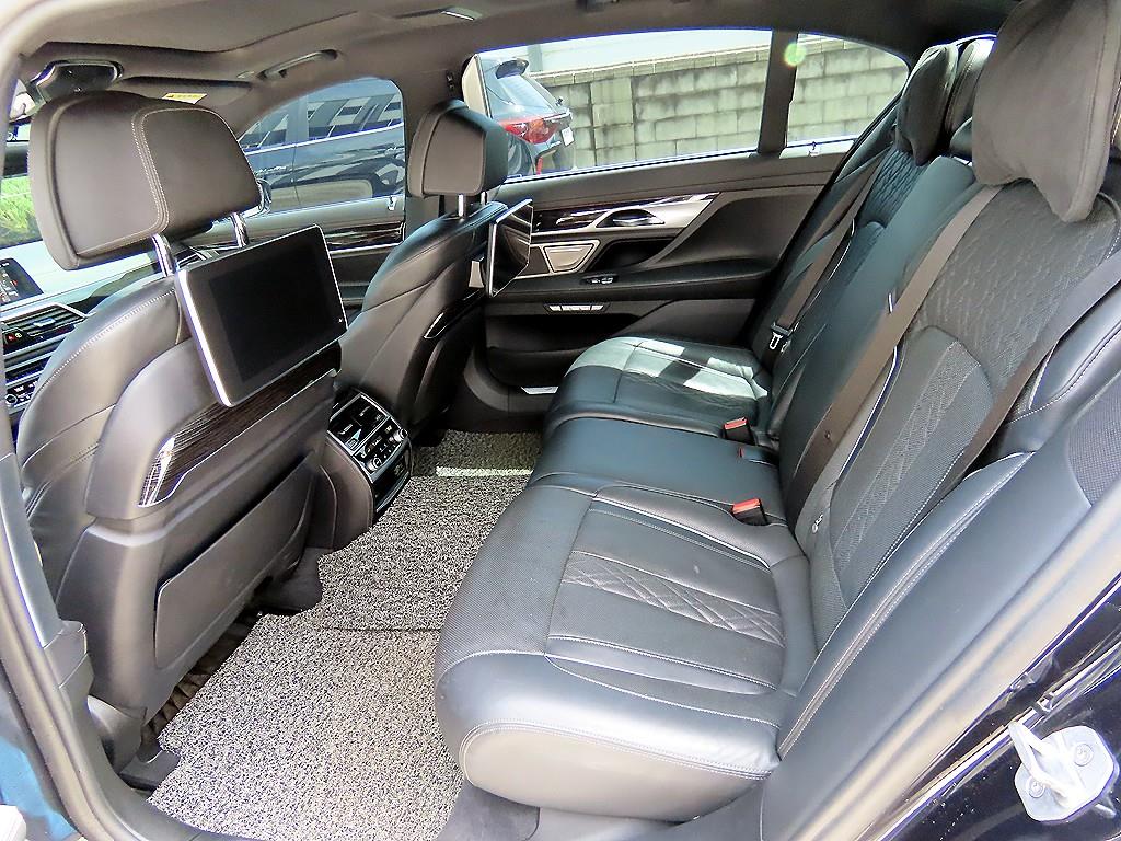 BMW 7-Series — photo 06