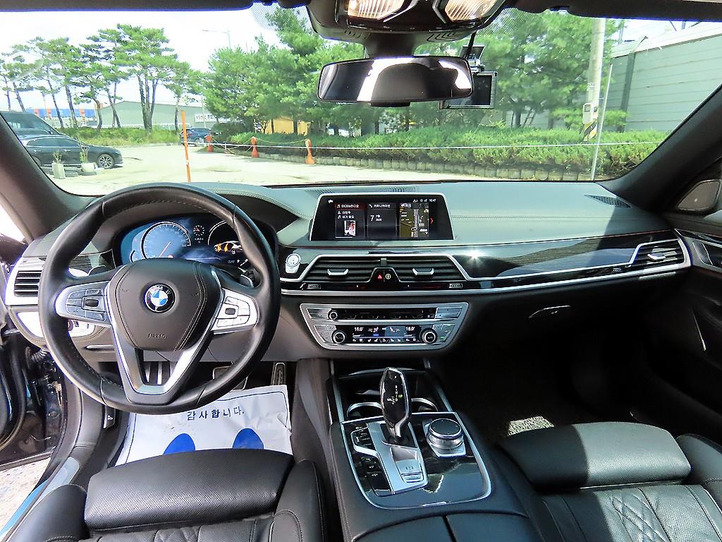 BMW 7-Series — photo 07